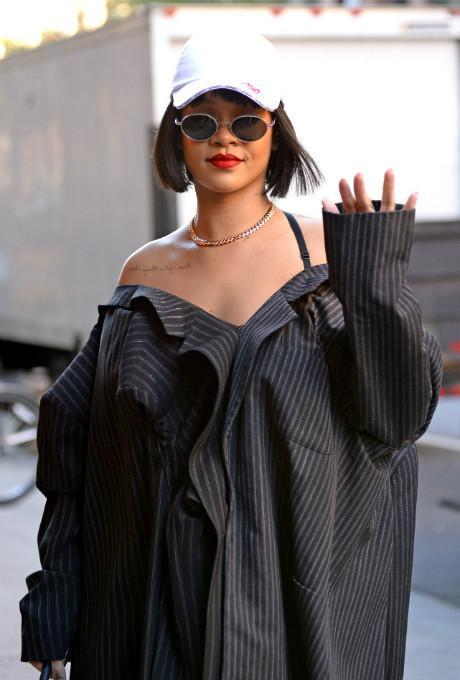  Məşhur müğənni qəribə geyimi ilə diqqət çəkdi  -  FOTO